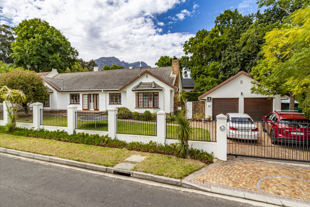 Load shedding free family home in the heart of Golden Acre, Somerset